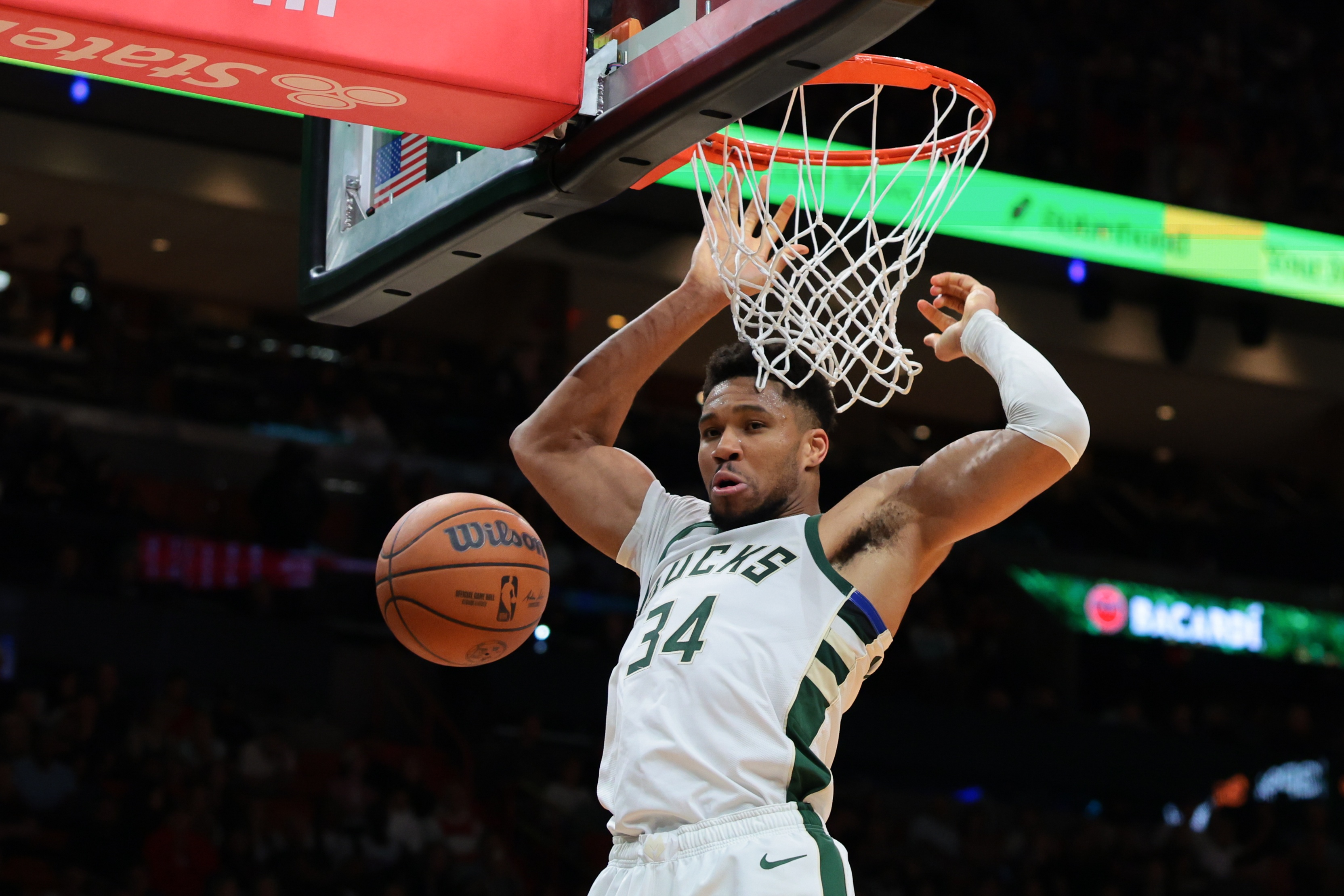 必一运动官方网站-横冲直撞！字母哥转身隔扣赫夫 随后空篮再扣率队扩大领先